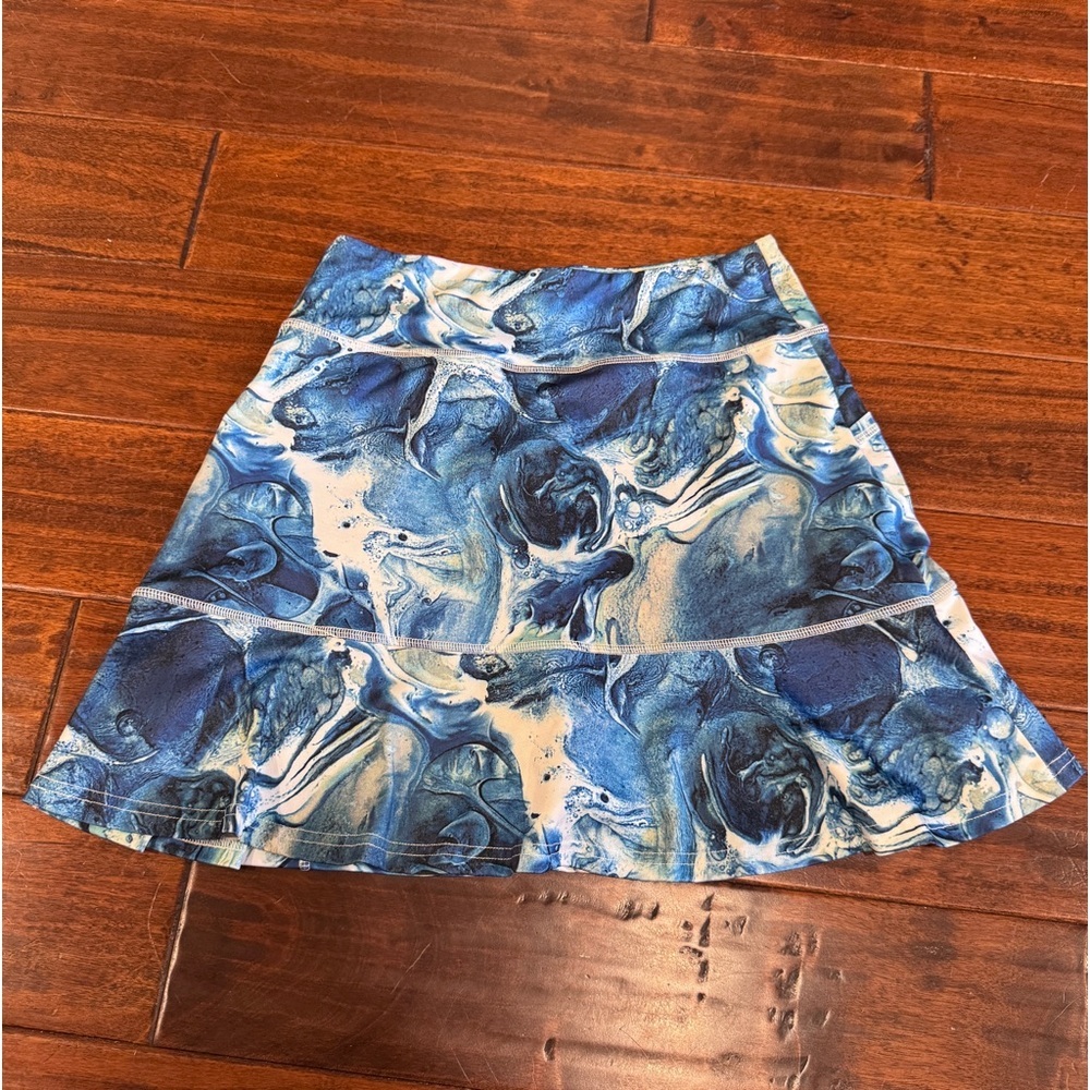 Great shorts, high waisted mtple Blue colored design, shorts underneath, size M. - Picture 2 of 5